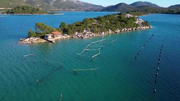 antenn Drönare se av de bukt av mali ston belägen på peljesac halvö. ostron gårdar i de turkos hav vatten. unik blanda av sötvatten och havsvatten. video