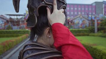 Chinesisch Krieger mit Rüstung geöffnet das Helm und gelöst das schwarz Haar video