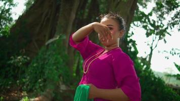 balinesa dentro uma Rosa vestidos desfrutando e dançando dentro a floresta com feliz rostos video