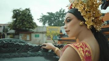 balinesische Frauen stehen vor dem Tempel und tragen ein goldenes Kostüm und eine goldene Krone video