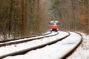 apresurando el tranvía a través del bosque de invierno foto