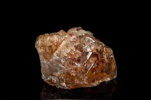 macro mineral Roca fenster cuarzo cristal en un negro antecedentes foto