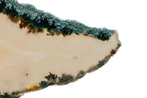 macro mineral piedra ágata amarilla raza un fondo blanco foto