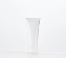 vacío blanco el plastico tubos para productos cosméticos. embalaje para crema, gel, suero, publicidad y producto promoción foto
