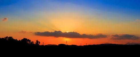 panorama ver puesta de sol en cielo hermosa vistoso paisaje silueta ciudad campo y árbol bosque crepúsculo hora Arte de naturaleza foto