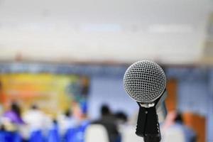 primer plano del micrófono en la sala de conferencias foto