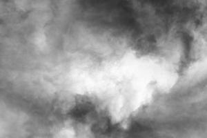 cielo con fondo texturizado de nubes en blanco y negro foto