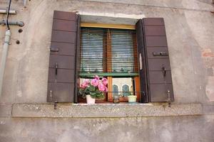 pequeña ventana en la gran ciudad. foto