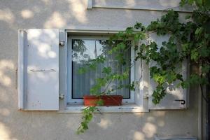 pequeña ventana en la gran ciudad. foto