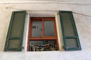 pequeña ventana en la gran ciudad. foto