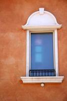 pequeña ventana en la gran ciudad. foto