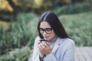 niña con lentes Bebiendo té foto