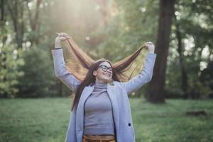 positivo mujer en lentes foto