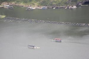 foto de un lago con amplio aguas, durante el día