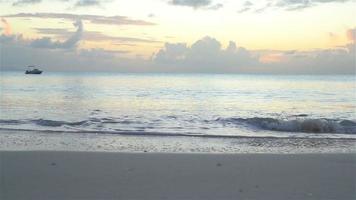 incroyable magnifique coucher de soleil sur une plage exotique des Caraïbes video