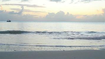 asombrosa hermosa puesta de sol en una exótica playa caribeña video