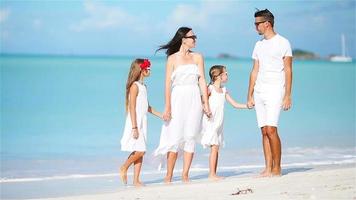 belle famille heureuse sur la plage blanche video