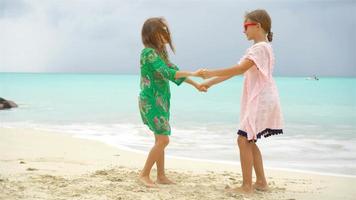 poco contento bambini avere un' lotto di divertimento a tropicale spiaggia giocando insieme video