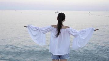 mujer joven disfrutando de vacaciones en la playa en vacaciones europeas en la costa de liguria video