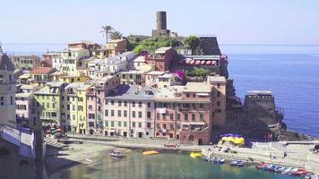 belle vue sur vernazza d'en haut. l'un des cinq célèbres villages colorés du parc national des cinque terre en italie video