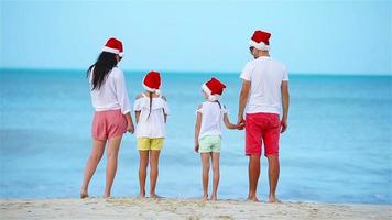 contento famiglia con Due bambini nel Santa cappello su natale vacanza video