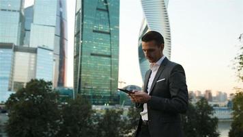 giovane caucasico uomo Tenere smartphone per attività commerciale opera. video