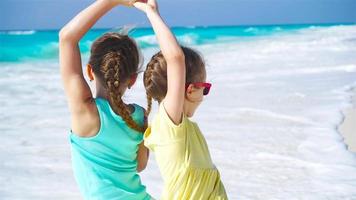 weinig gelukkig kinderen hebben pret samen Aan de strand video