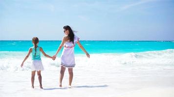 hermosa madre e hija en la playa caribeña video