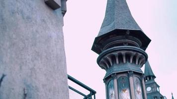 een kasteel met decoraties Leuk vinden de Disney fantasie advertentie royals architectuur video