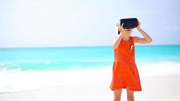 bezaubernd wenig Mädchen mit vr virtuell Wirklichkeit Brille auf das Strand video