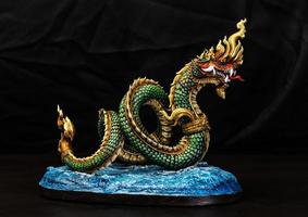 rey de naga, naka tailandia dragón o rey serpiente en la oscuridad foto