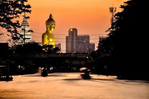 paisaje de gran buda en la ciudad gran estatua de buda en bangkok wat pak nam phasi charoen tailandia foto