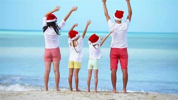 contento famiglia con Due bambini nel Santa cappello su natale vacanza video