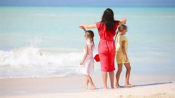 hermosa madre y su pequeña hija adorable en la playa video