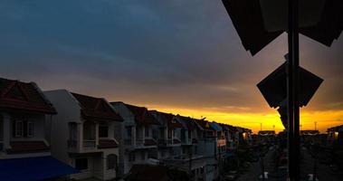 Vorbeigehen Wolke mit lebendig Blau Himmel Über das Reihe von Gebäude mit Betrachtung im Spiegel von Tag zu Nacht. video