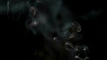 images de superposition de fumée pour l'arrière-plan de superposition d'images. effet de mouvement de brouillard flottant sur fond noir video