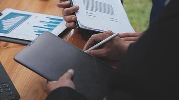 homme d'affaires travaillant avec un téléphone intelligent et un ordinateur portable et une tablette numérique au bureau avec des supports de marketing numérique dans une icône virtuelle video