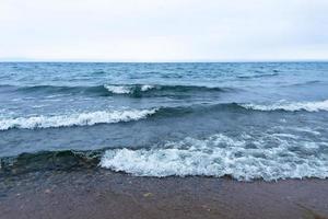 hermoso lago baikal, clima nublado y olas foto