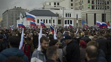 Moscú, Rusia. 09 30 2022 personas en moscú con banderas rusas. foto