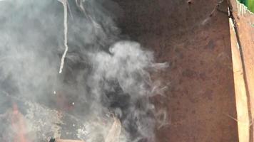 humo sobre metal oxidado video