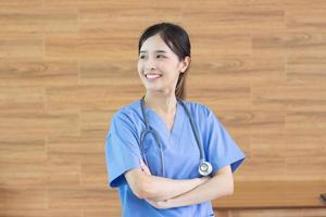 retrato joven hermosa asiática exitosa doctora o enfermera con estetoscopio foto