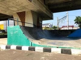 skatepark vacío en el parque público de la ciudad foto