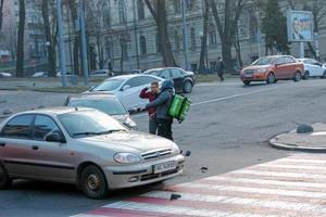 dnepropetrovsk, ucrania - 11.22.2021 accidente de dos turismos debido a acciones incorrectas de un repartidor de alimentos en un ciclomotor. foto