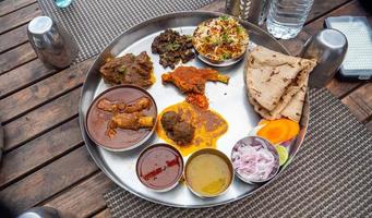 comida no vegetariana thali o plato de maharashtra, india foto