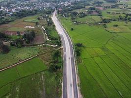 una fotografía aérea de una carretera en construcción en un campo verde. foto