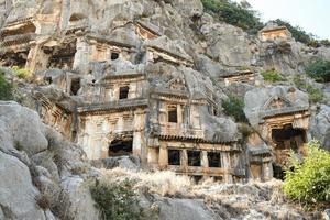 tumbas de roca en la ciudad antigua de myra en demre, antalya, turkiye foto