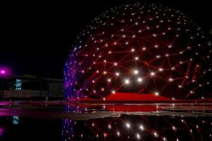 edificio en forma de cúpula, con luces de colores, reflejo en el agua, piel paramétrica mexico foto