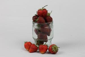 mermelada de fresa con fresas frescas foto