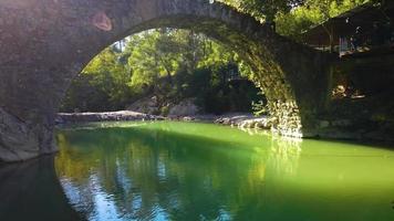 vista aérea del puente histórico. vídeo de dron video