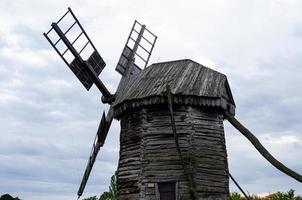 paisaje de verano con un antiguo molino de madera foto